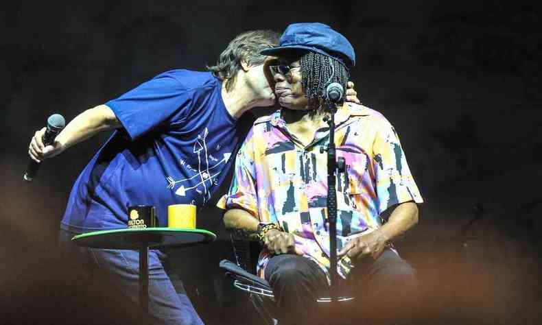 L Borges beija Milton Nascimento no show comemorativo dos 50 anos do Clube da Esquina, em BH