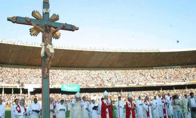 Em 2003, o cardeal arcebispo de Belo Horizonte dom Serafim Fernandes de Araujo concelebrada o Corpus Christi com 300 sacerdotes da arquidiocese(foto: Marcelo Sant'Anna/EM/DA Press) Em 2003, o cardeal arcebispo de Belo Horizonte dom Serafim Fernandes de Araujo concelebrada o Corpus Christi com 300 sacerdotes da arquidiocese(foto: Marcelo Sant'Anna/EM/DA Press)