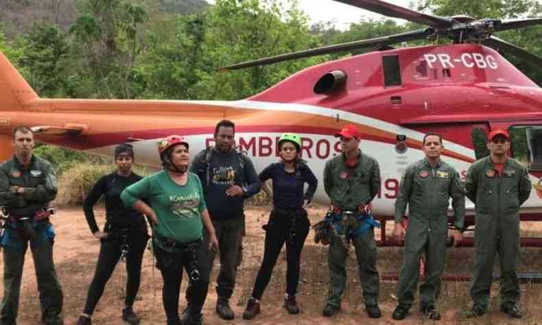 Grupo de brasilienses chega  aeronave utilizada pela equipe de resgate(foto: CBMGO/Divulgao)