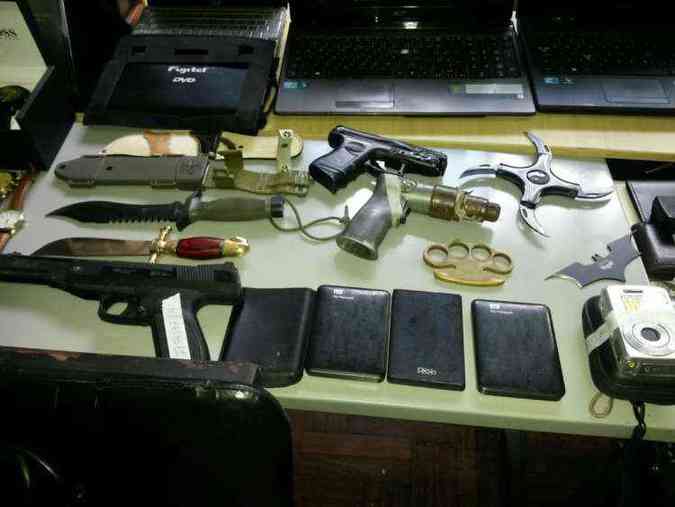 Foram apreendidas armas com os criminosos(foto: Polcia Civil / Divulgao)