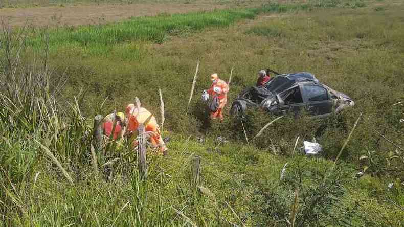 Carro acidente no meio do mato aps sair da pista na MG-290