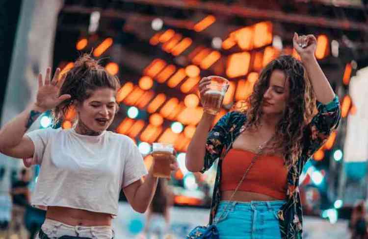 Duas mulheres tomando cerveja em evento