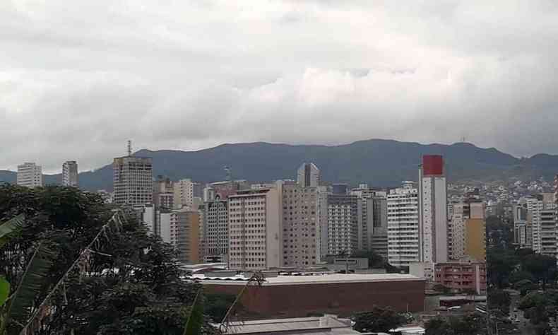 Vista a partir do Bairro Carlos Prates, em Belo Horizonte. Manh de cu nublado com chance de chuvas