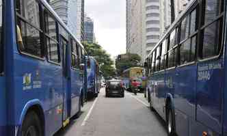 nibus na rea central de Belo Horizonte: a maior parte dos trajetos na cidade ainda  feita em pistas disputadas com carros e motos(foto: Juarez Rodrigues/EM/DA Press)