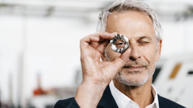 Para o autor, a ideia de excelência é muito difícil de ser definida dentro do ambiente de trabalho(foto: Getty Images) Homem olha através de um círculo