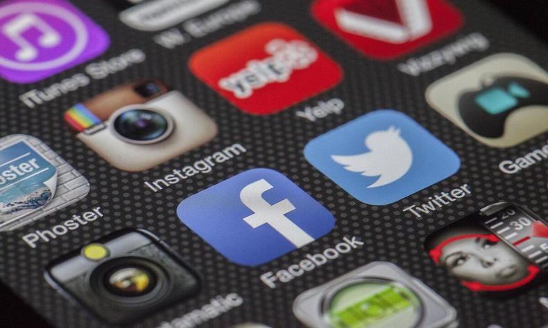 Telefone celular com redes sociais na tela