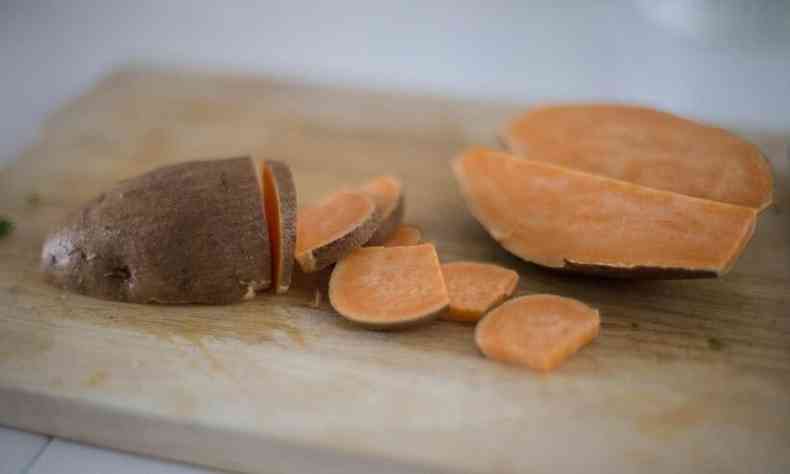 Batata-doce laranja: o sabor adocicado do tubrculo no  empecilho para o diabtico consumi-la, mas a prescrio  individual (foto: StockSnap/Pixabay )