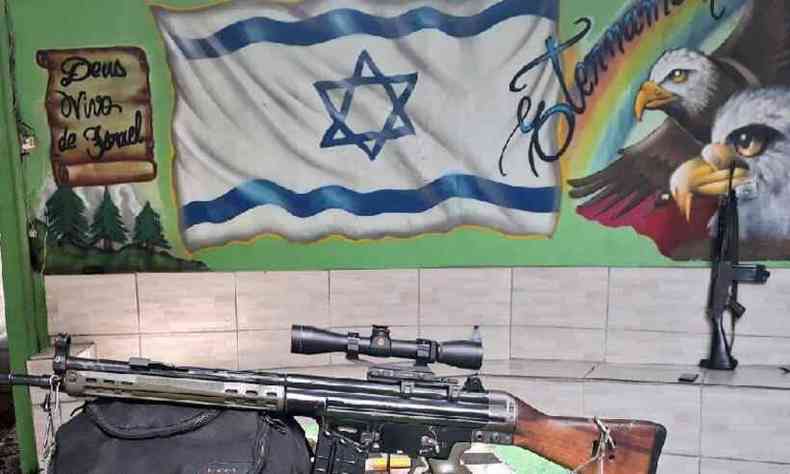 Fuzil embaixo de pintura com bandeira de Israel