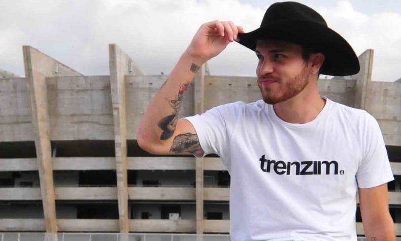 Mineiro raiz, Gustavo Tubarão encontrou seu lugar nas redes sociais sendo autêntico(foto: Gladyston Rodrigues/EM/D.A Press) O influenciador Gustavo Tubarão segura o chapéu estilo caubói em frente ao estádio do Mineirão