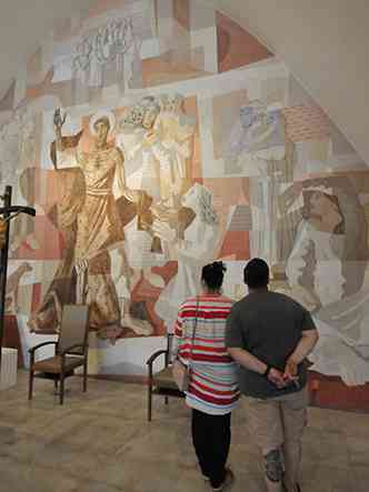Casal observa pintura de So Francisco de Assis feita por Cndido Portinari no altar da Igrejinha da Pampulha, em Belo Horizonte