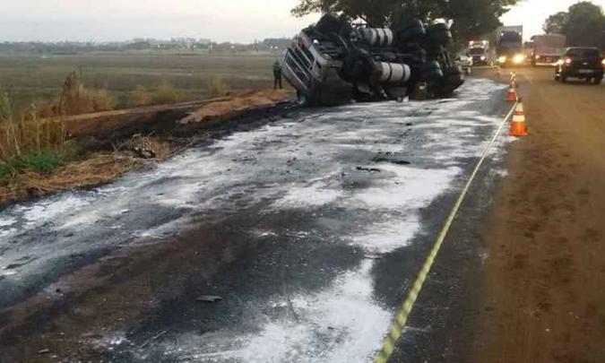 Uma pista foi interditada por causa do vazamento da carga (foto: Corpo de Bombeiros/ Divulgação) Uma pista foi interditada por causa do vazamento da carga (foto: Corpo de Bombeiros/ Divulgação)
