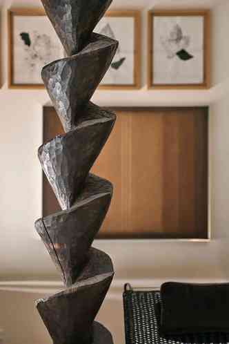 escultura de madeira do artista Jos Bento