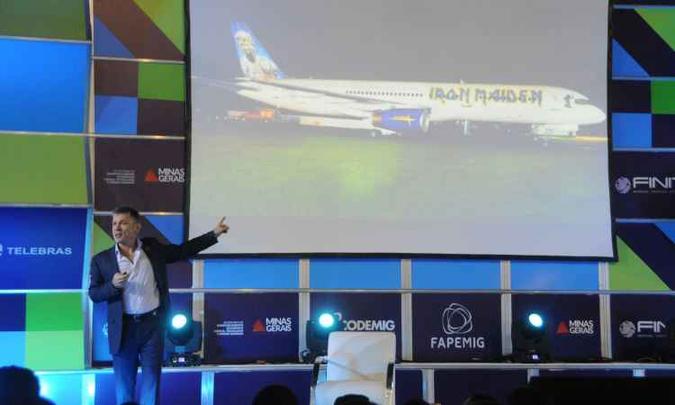 Cantor da banda Iron Maiden e também empresário falou da sua atuação na aviação e em outras áreas(foto: Marcos Vieira/EM/D.A Press) Cantor da banda Iron Maiden e também empresário falou da sua atuação na aviação e em outras áreas(foto: Marcos Vieira/EM/D.A Press)