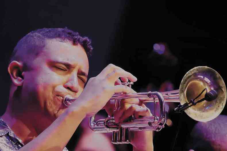 O msico William Alves toca trompete de olhos fechados durante show
