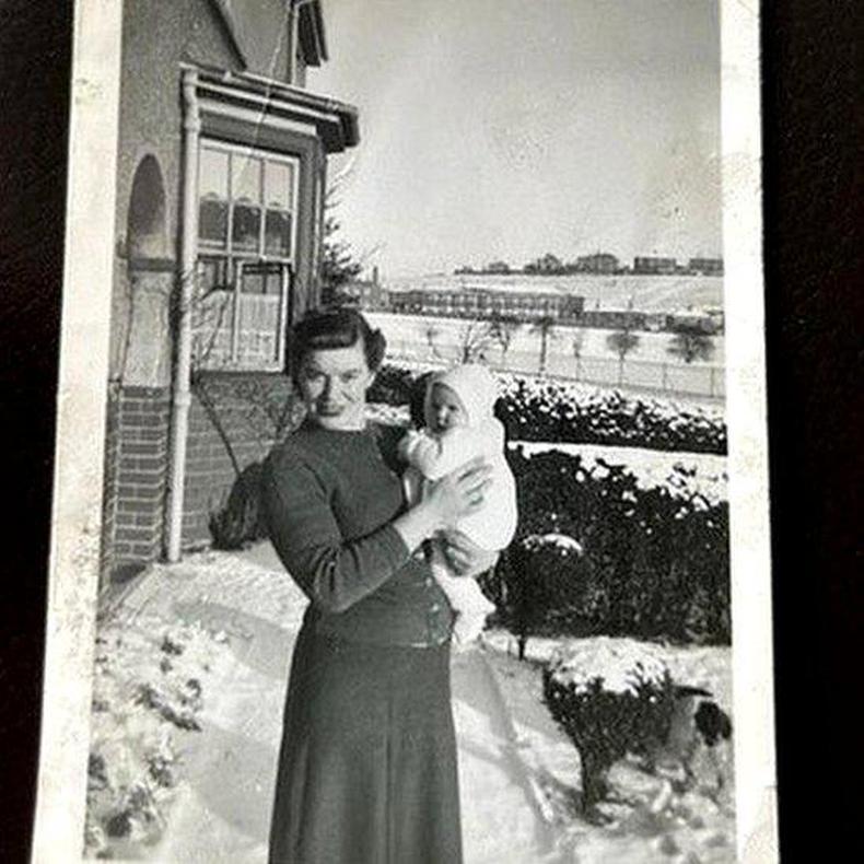 Margaret com a mãe quando era bebê(foto: Margaret Mitchell) Margaret com a mãe quando era bebê