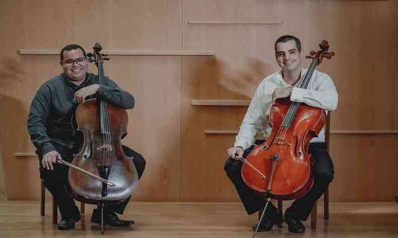 Os violoncelistas Robson Fonseca e Lucas Barros executaro 