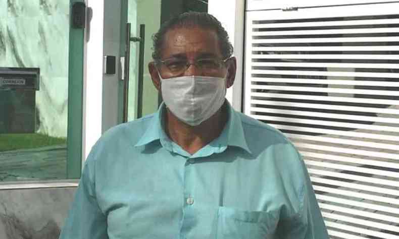Gerson Caldeira dos Santos, de 77 anos, estava no local para marcar uma consulta e pegar medicamentos para a esposa(foto: Edsio Ferreira/EM/DA Press)