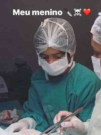 Garoto aparece como se estivesse ajudando a operar um paciente(foto: Reproduo/Instagram)