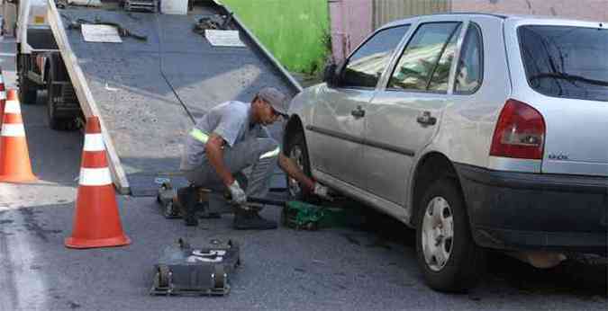 Veculo  removido no Barreiro: estrutura  insuficiente para atender a todos os pedidos (foto: Edsio ferreira/EM/D.a Press)