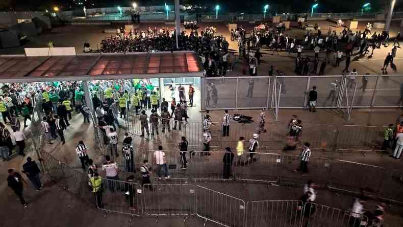 Catracas travadas causaram tumulto na entrada de atleticanos no Mineiro: problema teria sido provocado por ao de cambistas(foto: Renan Damasceno/EM/D.A Press)