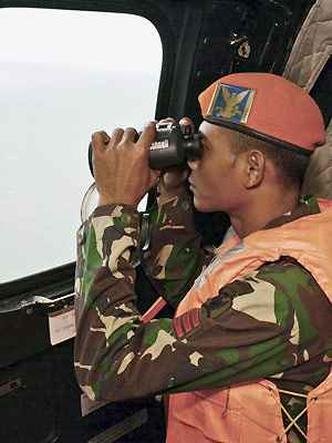 Equipes prosseguem as buscas por destroços e corpos do voo da AirAsia(foto: Dewi Nurcahyani/Reuters) Equipes prosseguem as buscas por destroços e corpos do voo da AirAsia(foto: Dewi Nurcahyani/Reuters)