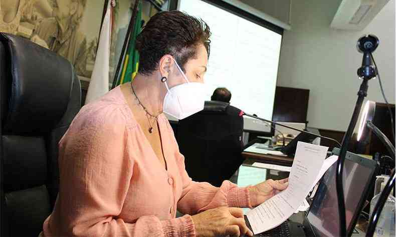 A leitura da CEI ficou a cargo da 1 secretria da CMU, Lu Fachinelli (PSL)(foto: Renato Manfrim)