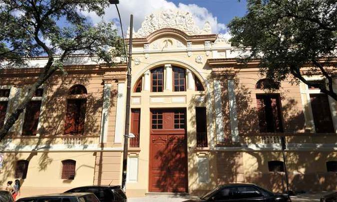 Tinta especial antipichação foi usada nas fachadas e em toda a escola para evitar prejuízos com ação de vândalos (foto: Juarez Rodrigues/EM/DA Press) Tinta especial antipichação foi usada nas fachadas e em toda a escola para evitar prejuízos com ação de vândalos (foto: Juarez Rodrigues/EM/DA Press)