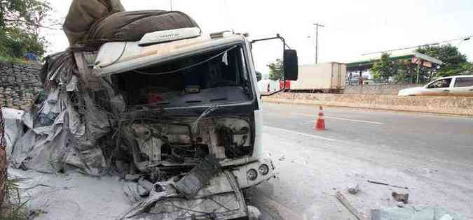 Coliso deixou um cenrio de tragdia no Anel Rodovirio e caminho ficou destrudo aps bater em trs veculos(foto: Edesio Ferreira/EM/D.A Press)