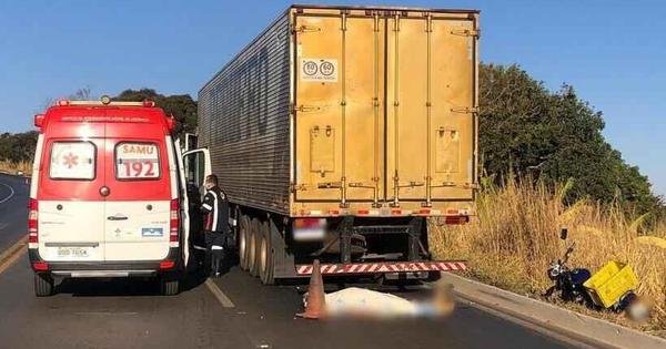 Motociclista morre depois de bater na traseira de uma carreta na BR-365 - Vimarsana News