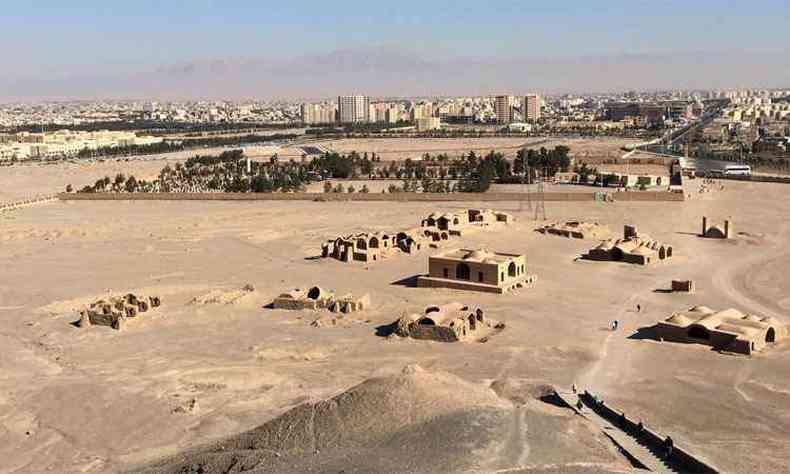 Entre dois desertos, Yazd, cidade das torres de vento e das torres do silncio(foto: Bertha Maakaroun/EM/D. A Press)