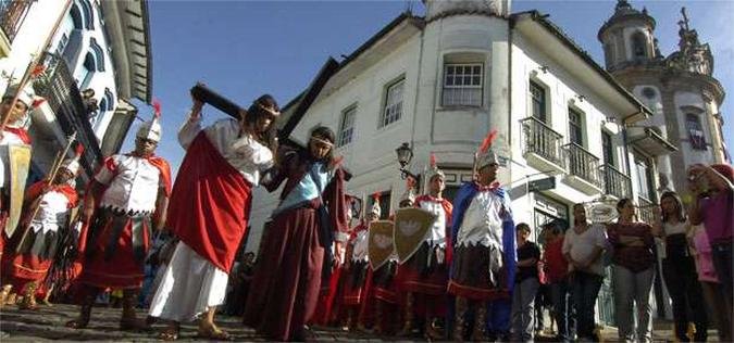 Centenas de fiéis acompanharam a procissão da Penitência na manhã desta sexta-feira em Ouro Preto(foto: Beto Magalhaes/EM/D.A Press) Centenas de fiéis acompanharam a procissão da Penitência na manhã desta sexta-feira em Ouro Preto(foto: Beto Magalhaes/EM/D.A Press)
