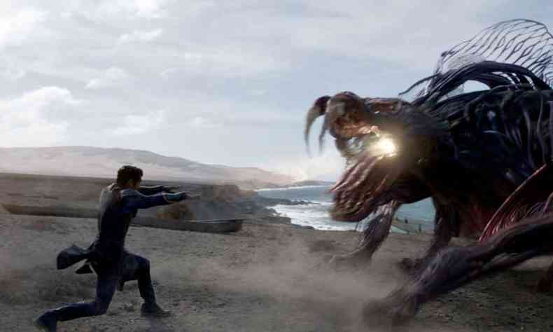 Super-heri luta com monstro em cena do filme 'Eternos'