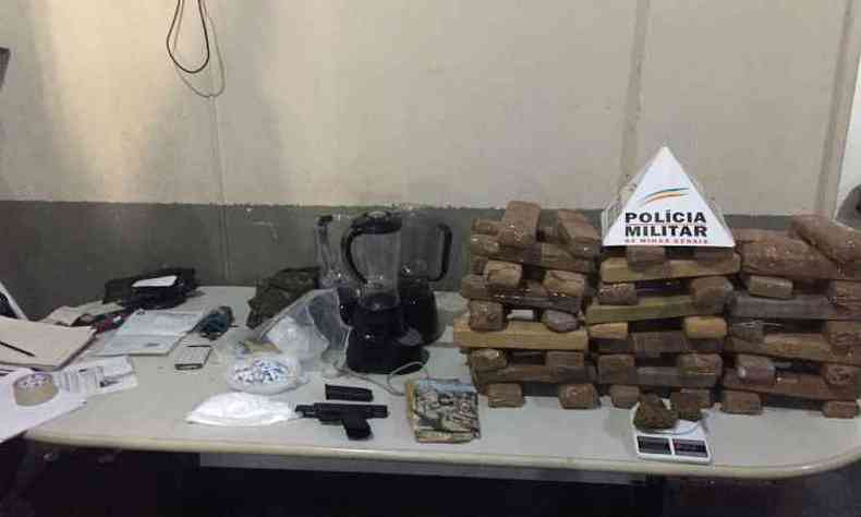 Drogas e armas foram apreendidas durante a operao(foto: Polcia Militar (PM) / Divulgao)