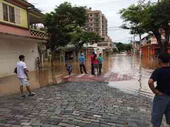 Em So Loureno, a enchente do Rio Verde alagou as ruas do centro (foto: Marlos Ney Vidal/EM/D.A Press)