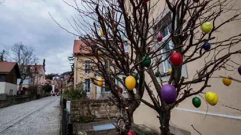 Na Alemanha, os ovos so pendurados nos galhos das rvores, como se fossem bolas de Natal(foto: EPA)