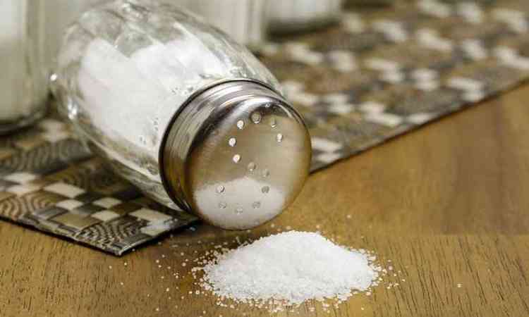 No coloque saleiros na mesa, uma dica para reduzir o consumo de sal