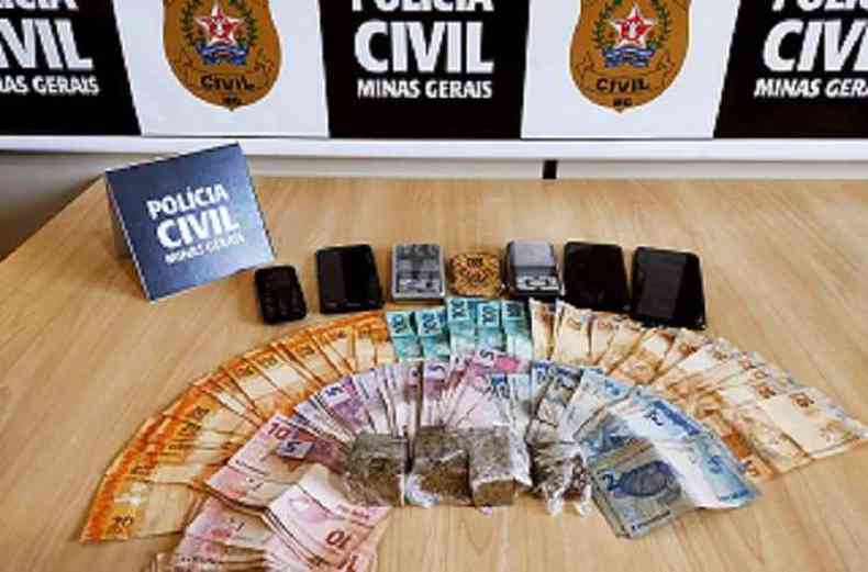 Dinheiro e celulares foram apreendidos com suspeito de homicdio e traficantes(foto: PCMG/Divulgao )