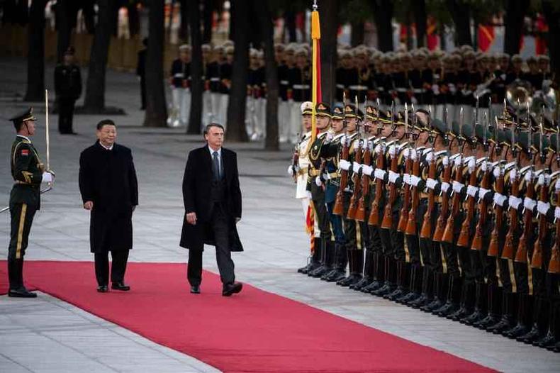 Jair Bolsonaro e Xi Jinping passam pela guarda de honra durante cerimnia de boas-vindas em 25 de outubro de 2019, na cidade de Pequim 