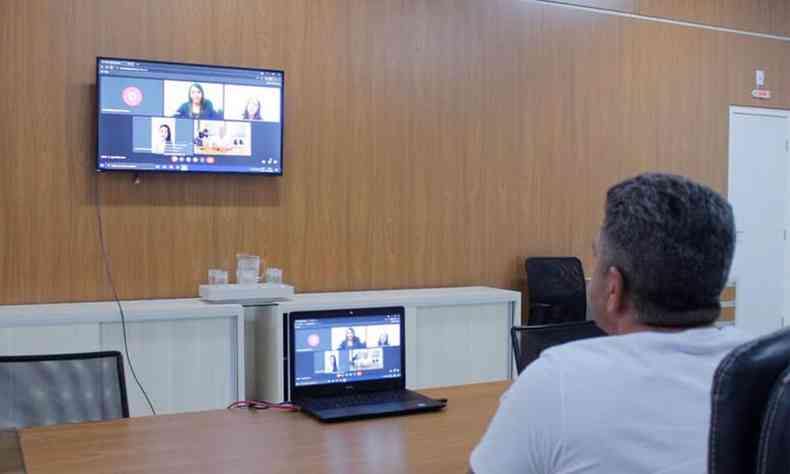 Servidores da educação de Araxá participam de videoconferência com o prefeito(foto: Prefeitura de Araxá/Divulgação)