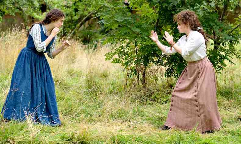 Enola Holmes e sua me, Eudoria (Helena Bonham-Carter), que lhe ensina diversas disciplinas, inclusive luta, em uma cena do longa