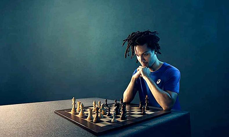 O jogador Kassa Korley diante do tabuleiro de xadrez em cena do filme 'Mind games - The experiment' 