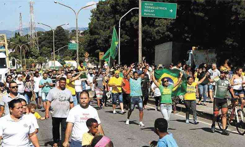 Moradores de Ibirit, na Regio Metropolitana de BH, fizeram manifestaes de apoio aos caminhoneiros perto da Regap(foto: PAULO FILGUEIRAS/EM/D.A PRESS)