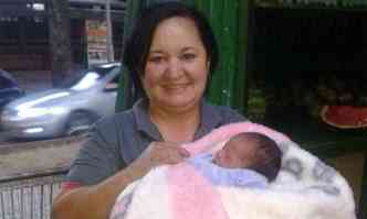 A comerciante Helena Maria da Silva Ribeiro com a pequena Nicole, nascida no sbado(foto: Antnio Carlos/Divulgao)