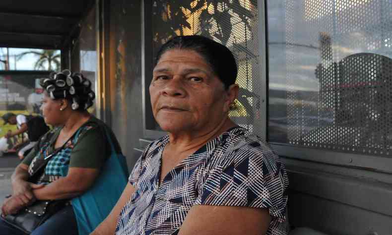Nair Pereira de Jesus, de 67 anos, esperava pelo nibus no abrigo ecolgico da Av. Dom Pedro I