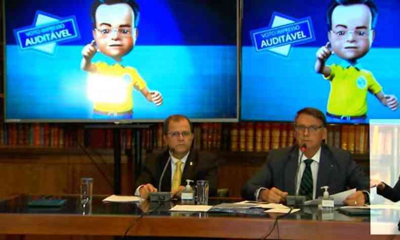 Ao lado de homem apresentado como Eduardo, Bolsonaro discorreu sobre urnas eletrnicas e voto impresso(foto: Reproduo/YouTube/Jair Bolsonaro)