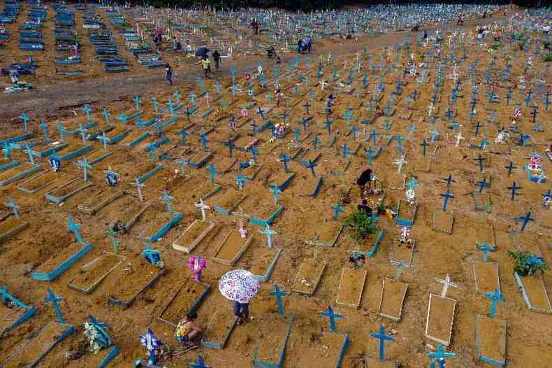 Cemitrio em Manaus:  impossvel dissociar as grandes tragdias de seus nmeros e de seus culpados(foto: Michael DANTAS/AFP)
