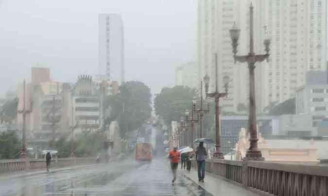 Em Belo Horizonte, choveu mais de 80 mm somente neste sbado. Previso  de que a chuva continue at meados da prxima semana(foto: Paulo Filgueiras/EM/D.A Press)