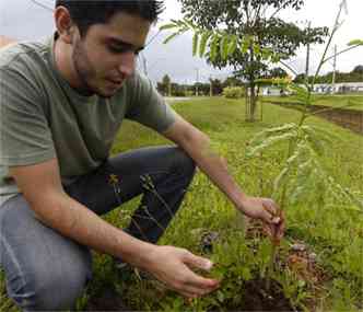 Elano Gomes Ferraz Rodrigues, j plantou cinco mil rvores(foto: Renato Weil/D.A Press.)