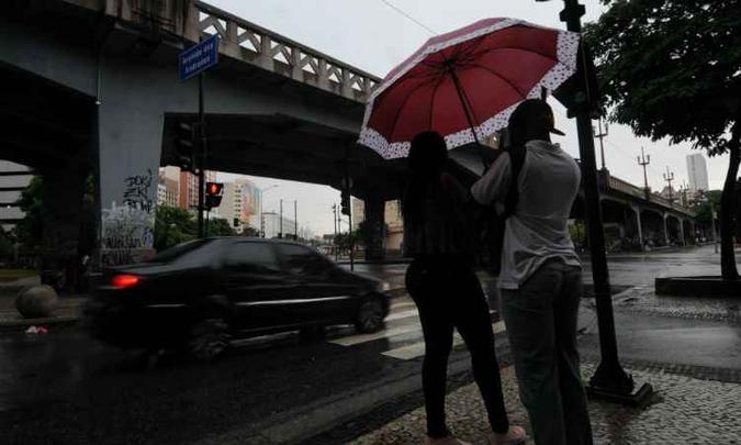 A chuva deve ser acompanhada por descargas elétricas e rajadas de vento que podem chegar até 50 quilômetros por hora(foto: Leandro Couri/EM/D.A Press) A chuva deve ser acompanhada por descargas elétricas e rajadas de vento que podem chegar até 50 quilômetros por hora(foto: Leandro Couri/EM/D.A Press)