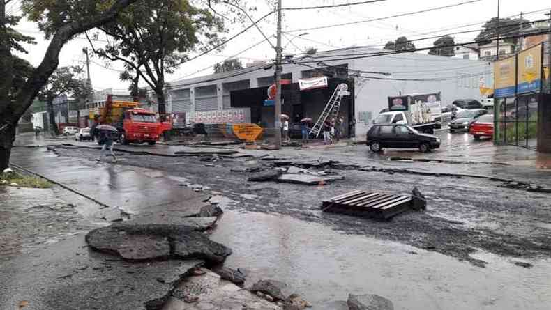 Placas de asfalto foram arrancadas pela correnteza que alagou a avenida Doutor Alvaro Camargos(foto: Jair Amaral/EM/D.A.Press)